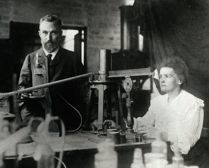zdjęcie Marii i Piotra w laboratorium