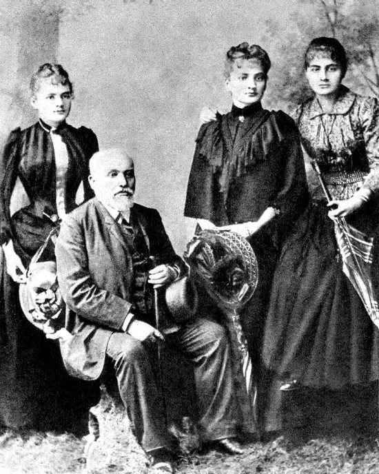 Zdjęcie rodziny Skłodowskich - Władysław Skłodowski oraz od lewej, Maria, Bronisława, Helena, rok 1890
