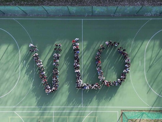 napis V LO stworzony na boisku szkolnym